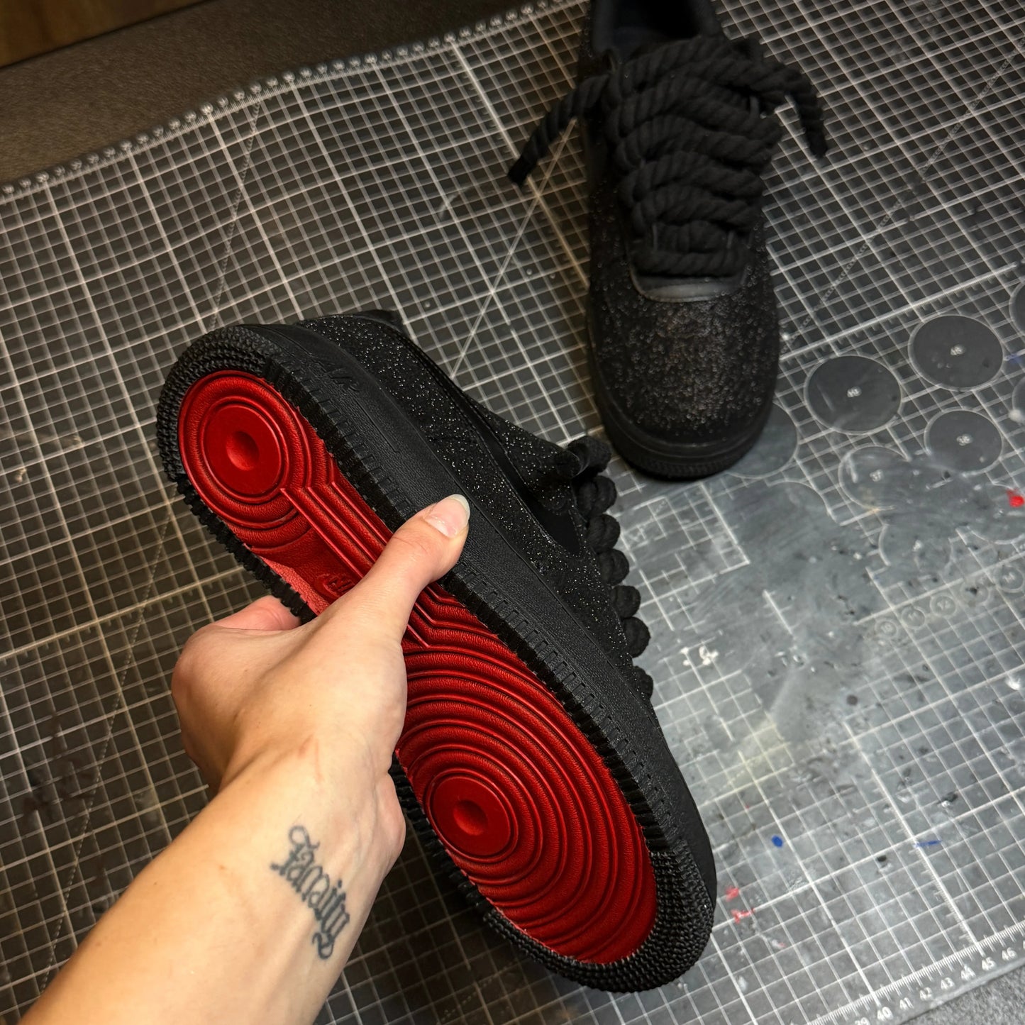 Zapatillas AF1 personalizadas negras con purpurina y suela roja